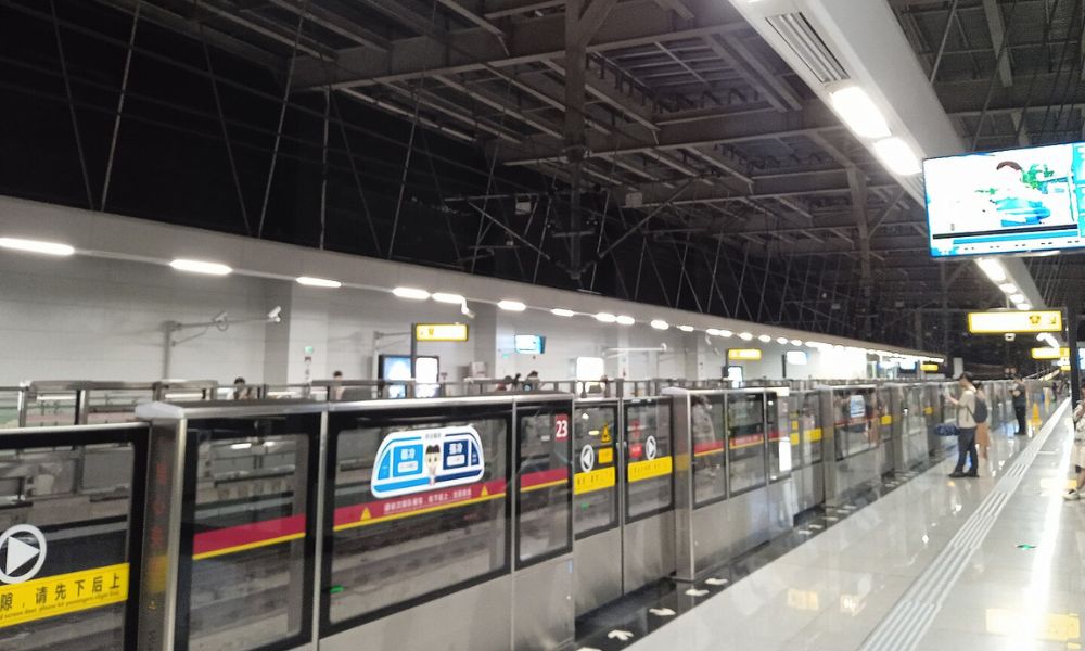 Anden de la estación de metro más alta del mundo.