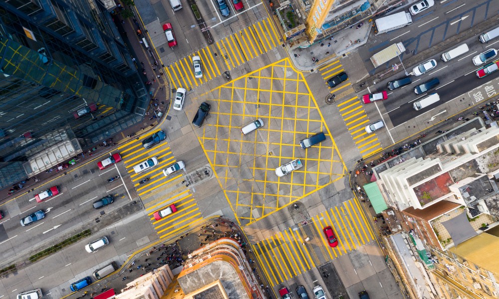 qué auto tiene prioridad de paso en una intersección