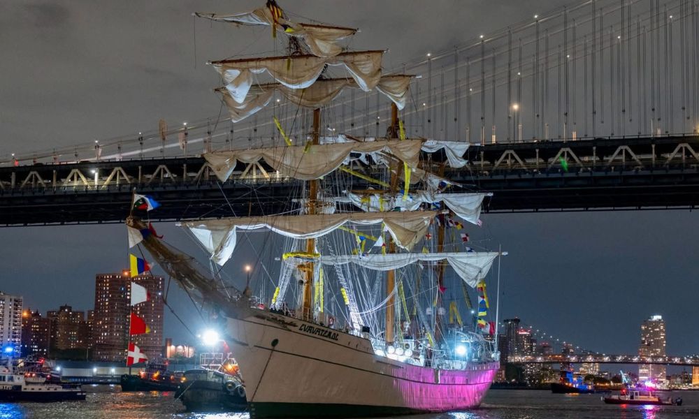 El barco de México tras su accidente en Nueva York.