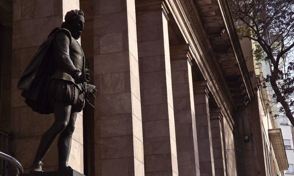 Fachada del edificio que alberga la biblioteca más grande de Uruguay.
