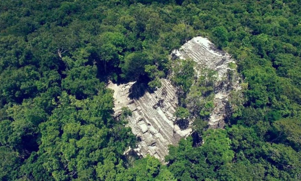 La pirámide más alta de América vista desde el aire.