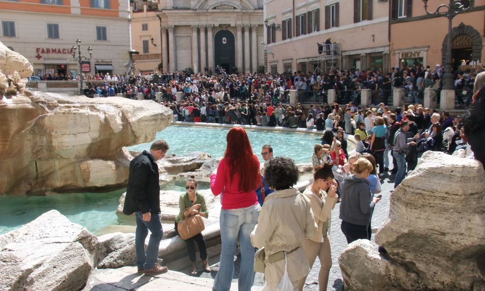 Cientos de turistas en Fontana di Trevi.