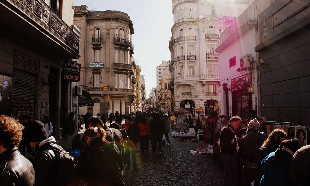 Feria sobre la calle Defensa.