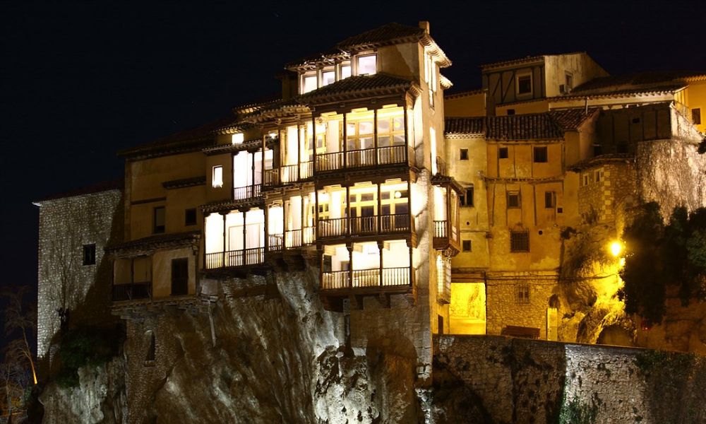 Foto nocturna de las Casas Colgadas.