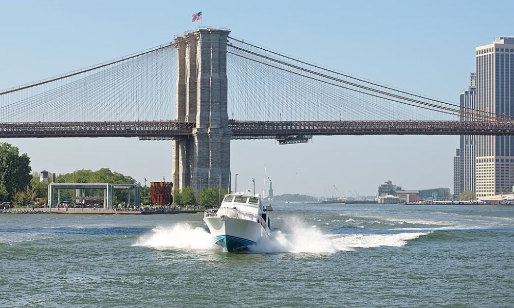 Barco debajo del puente de Brooklyn.