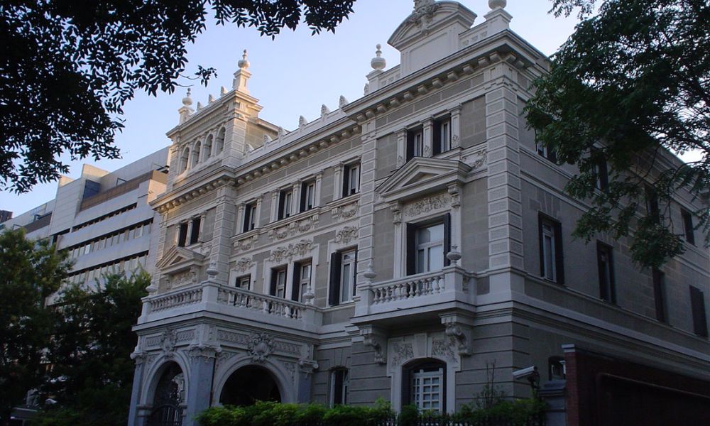 El Palacete de Eduardo Adcoch en un atardecer.