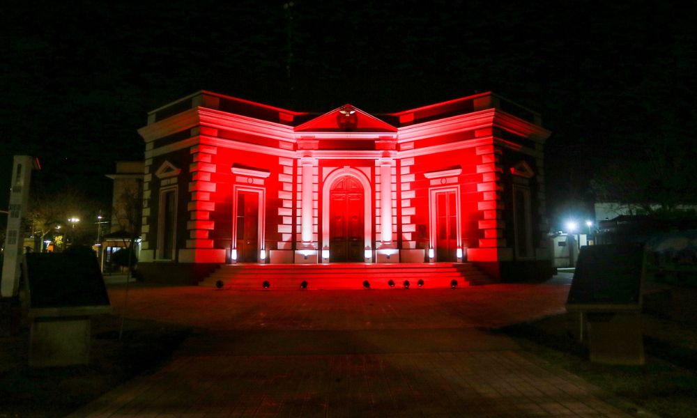 Edificio más antiguo de Mendoza, de noche.