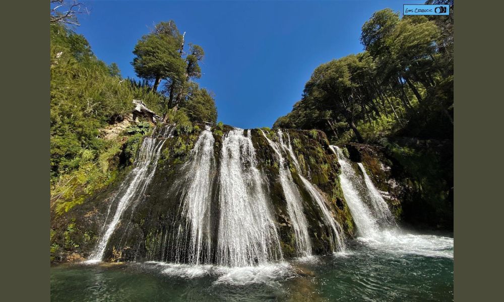 La cascada Ñivinco en primer plano.