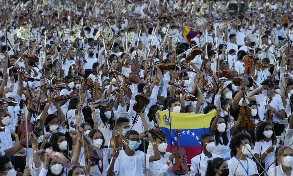 Personas que integraron la orquesta más grande del mundo.