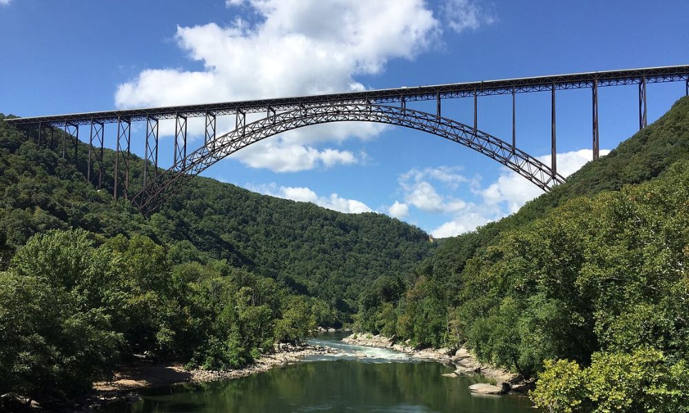 Puente de New River Gorge y la naturaleza que lo rodea.