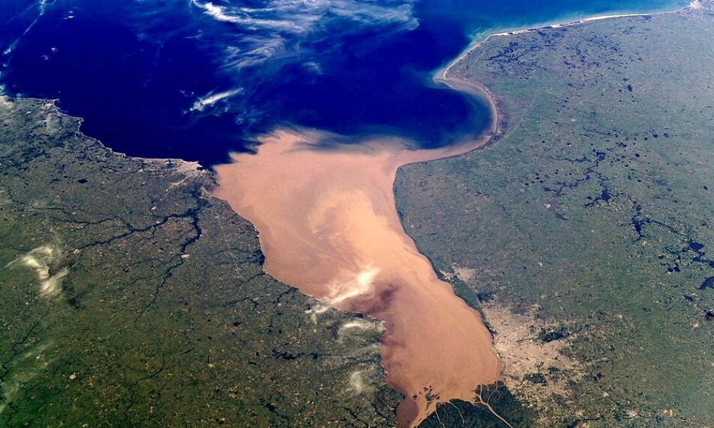 el río Paraná desemboca en el Río de la Plata