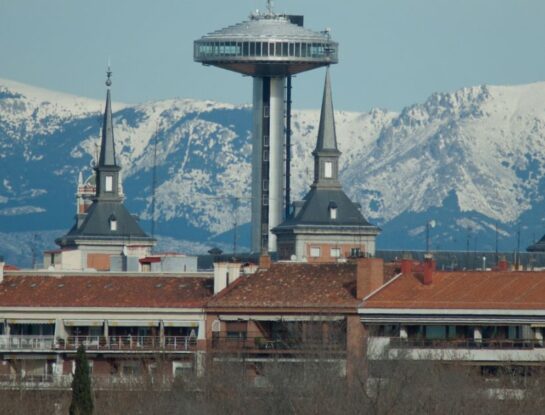 Faro de Moncloa: ¿cuál es la historia de esta extraña torre que resalta en el centro de Madrid?
