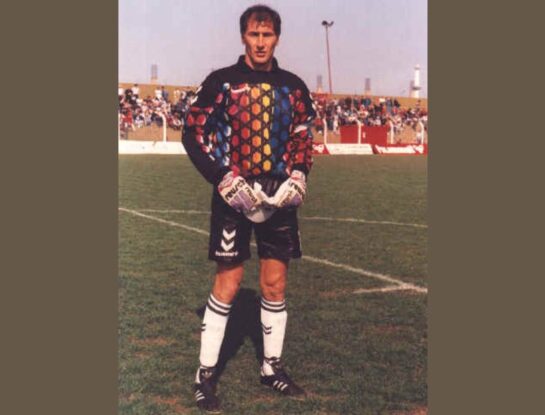¿Cuál es el único futbolista que jugó 333 partidos consecutivos en la Primera División de Argentina?