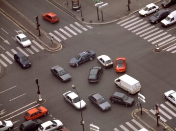 prioridad de paso el automóvil de la derecha