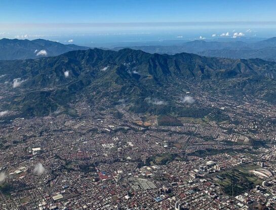 ¿Cuál es el país de Latinoamérica con menos provincias?