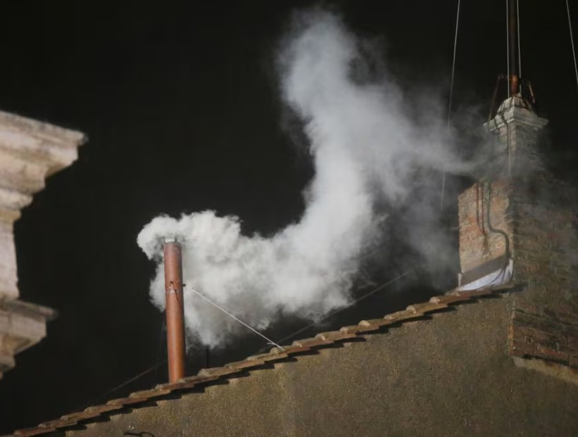 cónclave el humo blanco o negro para elegir al nuevo papa