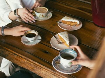 kaffeeklatsch tradición alemana de café y torta