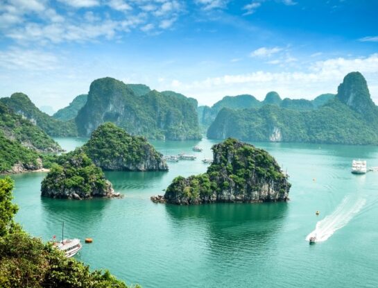 Bahía de Halong, una de las siete maravillas naturales del mundo que tiene 500 millones de años