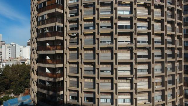 Torre Dorrego: los misterios de la imponente torre gigante de hormigón que sirve de escenario a El Eternauta