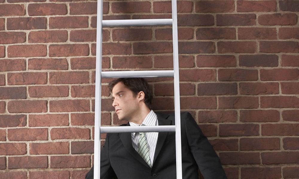 Hombre debajo de una escalera.
