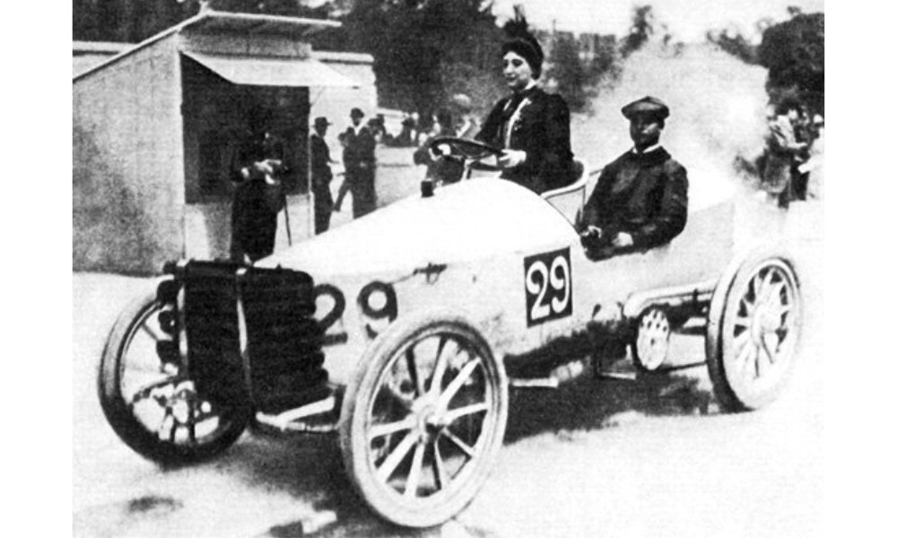 Camille du Gast carrera de autos