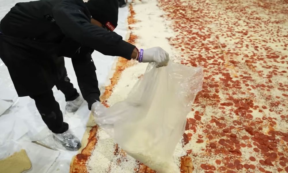 Preparación de la pizza más grande del mundo.