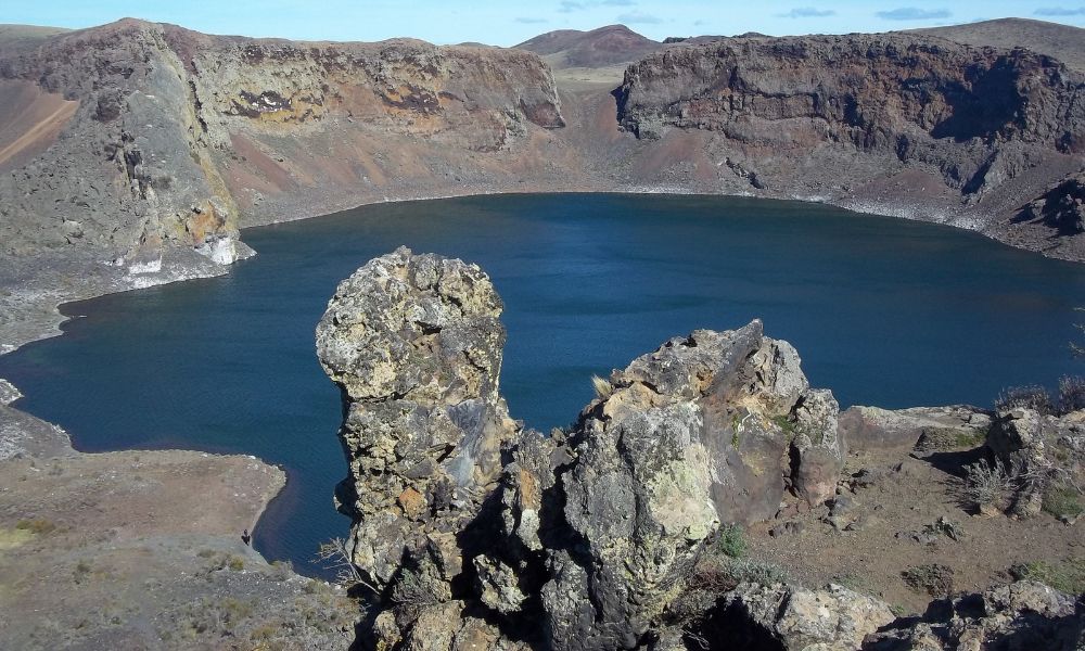 Laguna sobre un cráter extinto del campo volcánico Pali Aike.