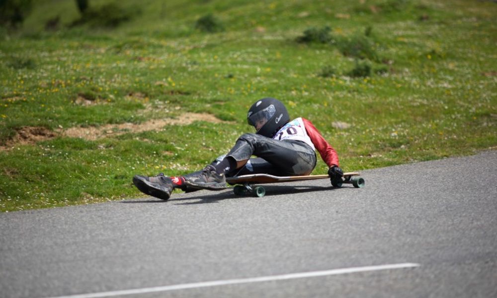 Carrera de street luge.