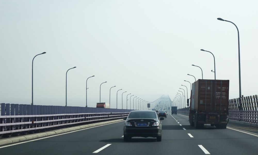 Autos en el puente de la bahía de Hangzhou.