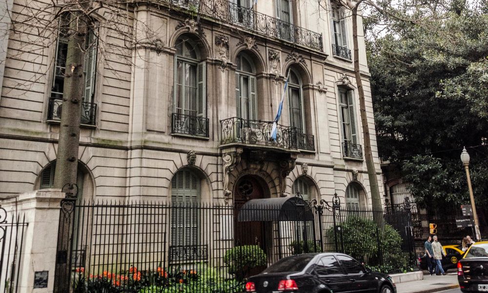Entrada del edificio de la Casa de las Academias Nacionales.