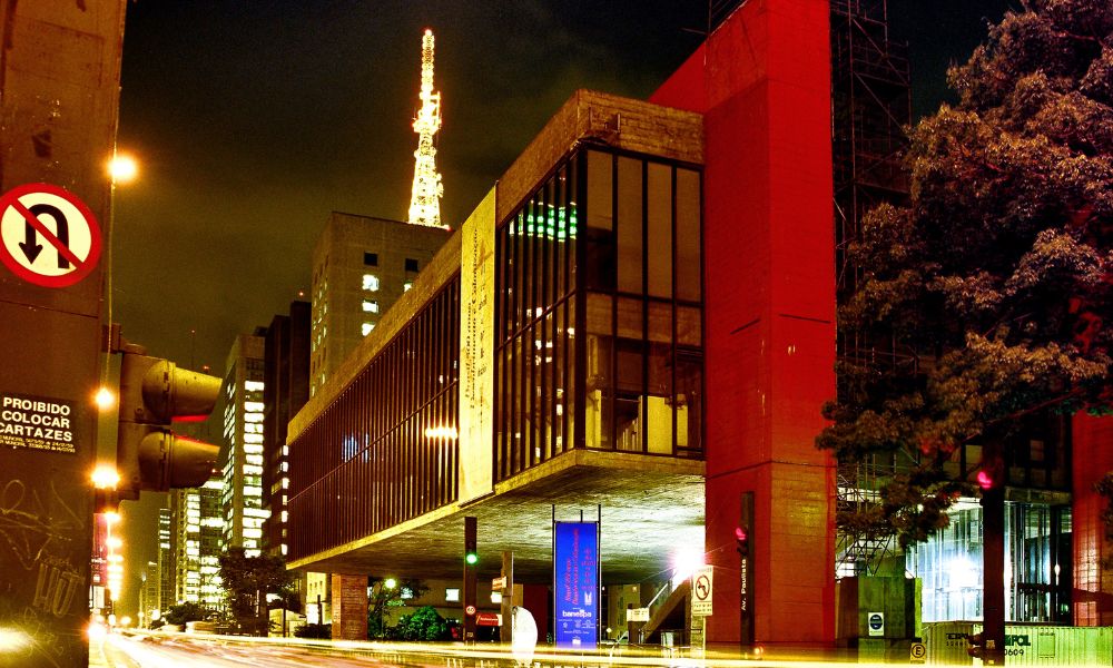 El Museo de Arte de San Pablo de noche.
