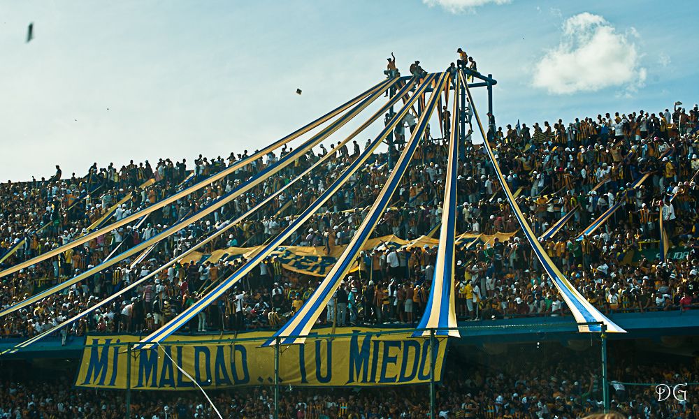 Fanáticos en el estadio Gigante de Arroyito.
