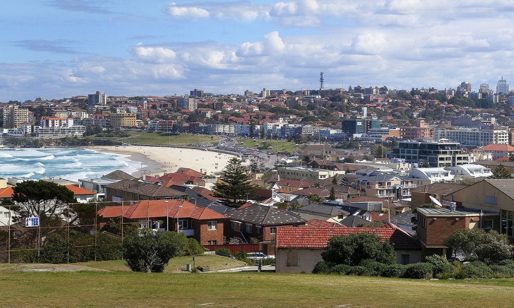 Playa y ciudad de Bondi Beach.