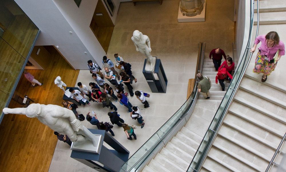 Turistas en el primer museo universitario del mundo.