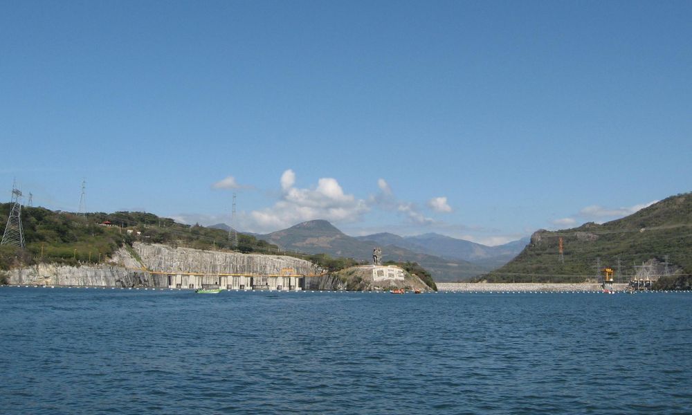 Vistas desde el embalse que formó la presa más alta de América.