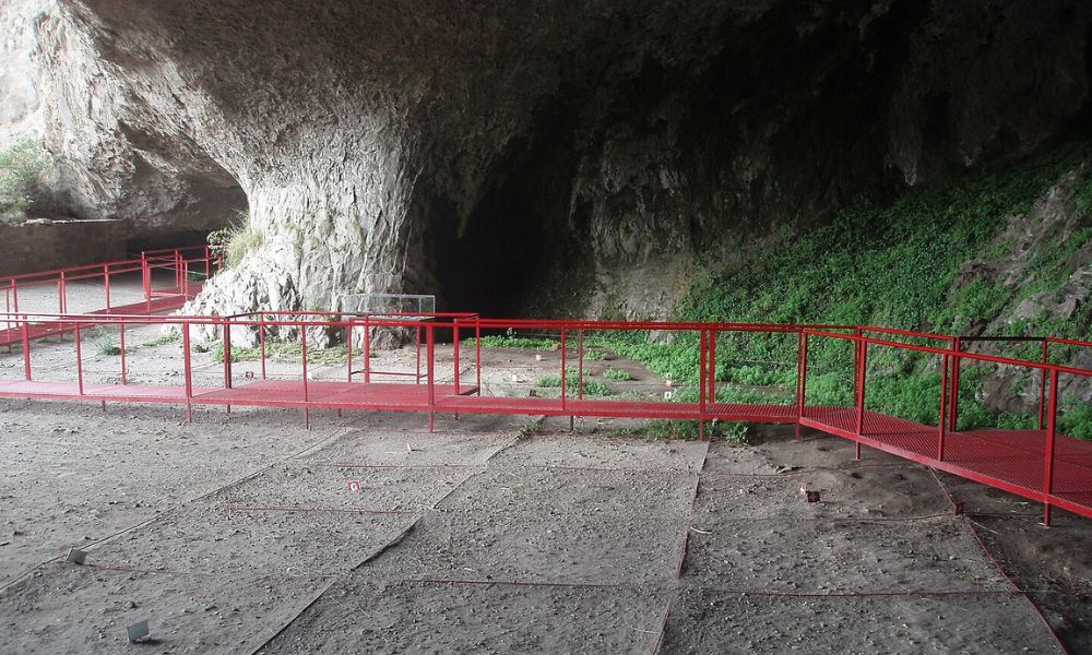 Interior de la Gruta Inti Huasi.