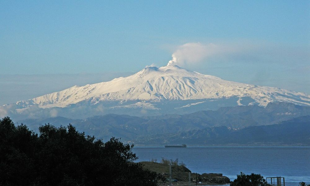 El volcán Etna con nieve.