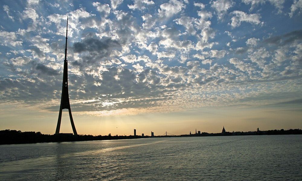 La torre de Riga junto al río.