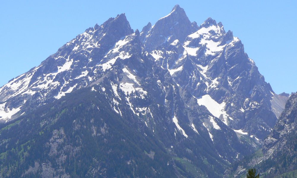 La montaña Grand Teton con nieve.