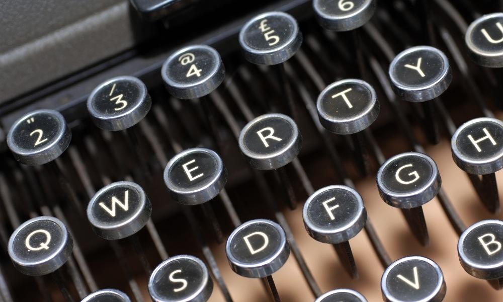 quién inventó el teclado QWERTY