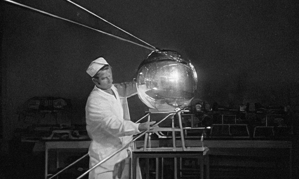 Sputnik 1, primer satélite hecho por el humano que orbitó la Tierra