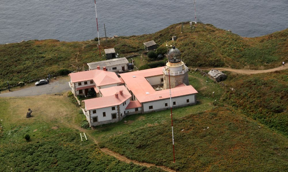 Faro en el punto más al norte de España.