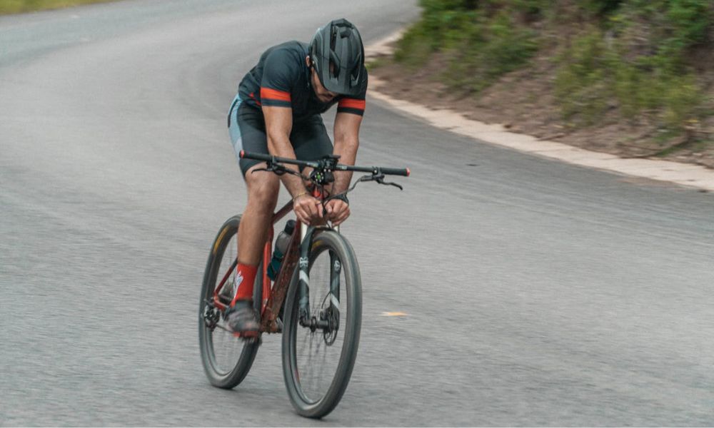 Un hombre y su bicicleta.