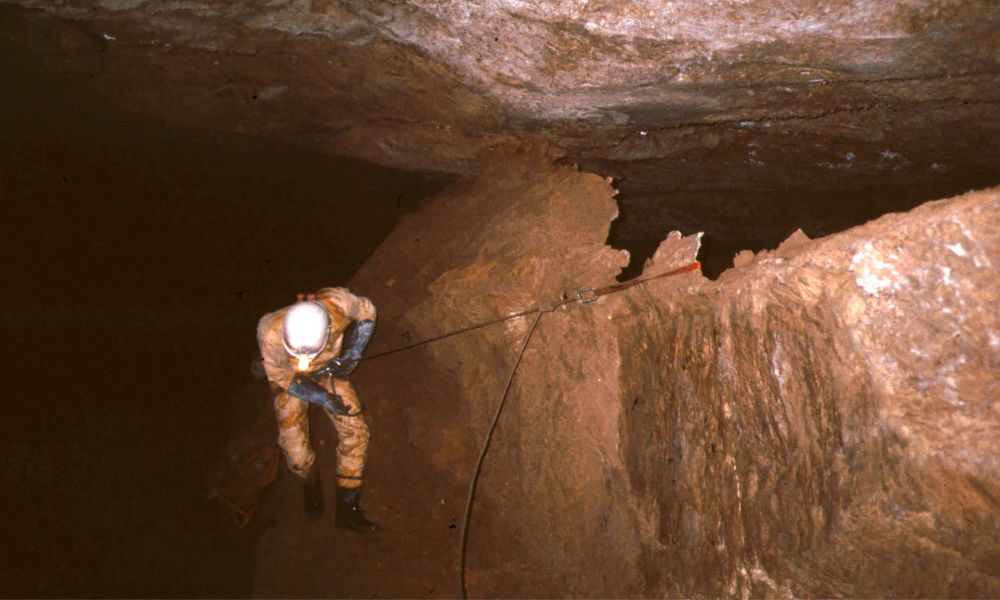 Un hombre desciende en el Sistema del Trave.