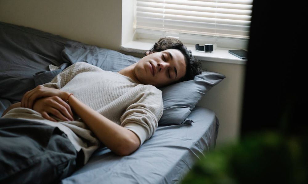 Un joven que duerme siesta.