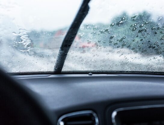 ¿Por qué se empaña el parabrisas del auto en invierno?
