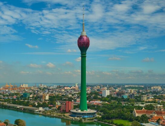 Lotus Tower: la inmensa torre que se construyó en un diminuto país de Asia