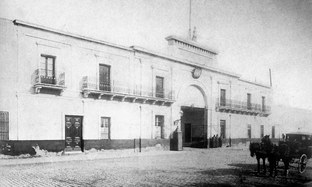 Entrada al Parque de Artillería ubicado frente a la Plaza Lavalle