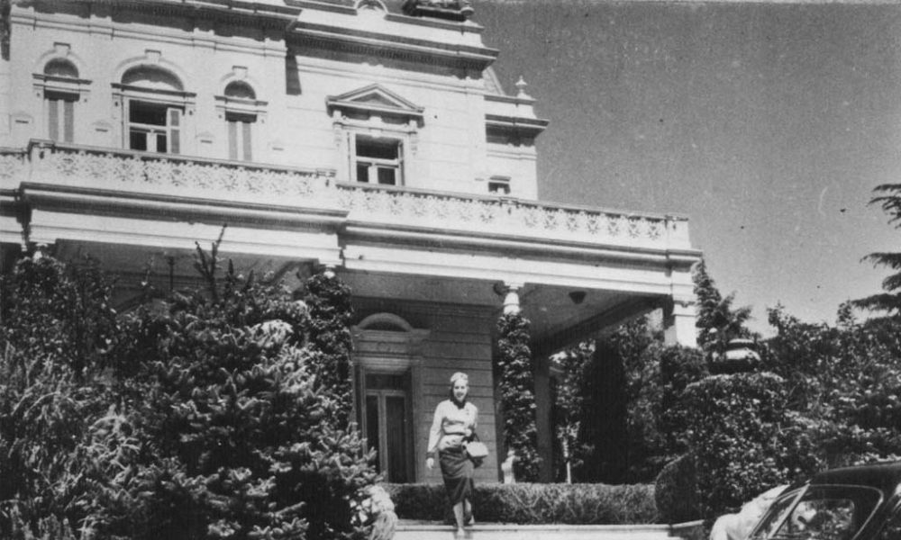 Eva saliendo del Palacio Unzué