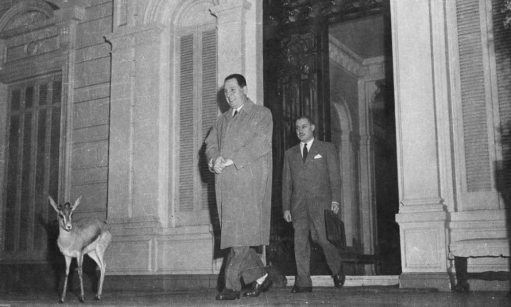 Perón saliendo de la residencia